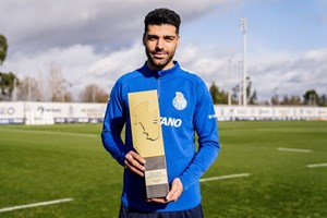 با حضور رئیس اتحادیه بازیکنان؛ طارمی جایزه بهترین بازیکن ماه نوامبر و دسامبر پرتغال را گرفت
