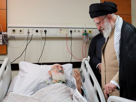 با حضور در یکی از بیمارستان‌های تهران؛ رهبر معظم انقلاب از حضرت آیت‌الله نوری همدانی عیادت کردند