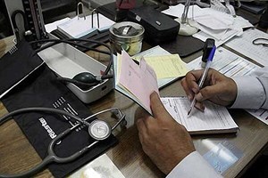 معاون وزیر بهداشت عنوان کرد؛ پزشکان زیرمیزی بگیر چقدر جریمه میشوند
