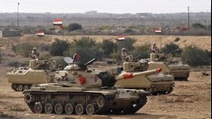 رسانه عبری: مصر دهها تانک و خودروی زرهی را در نزدیکی گذرگاه رفح مستقر کرده است