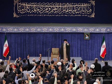 در دیدار کارگزاران حج؛ رهبر انقلاب: هیچ منفعتی برای امت اسلامی بالاتر از اتحاد نیست