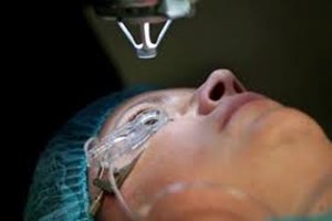 هشدار رییس مرکز تحقیقات اپتیک و لنز ایران برخی چشم پزشکان بیمار را در اتاق عمل به دست تکنسینها میسپارند