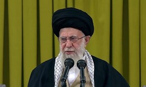 در دیدار دستاندرکاران کنگره ۲۴ هزار شهید خوزستان/ رهبر انقلاب: راه غلبه بر مشکلات اعتماد به جمهور مردم و اسلام است