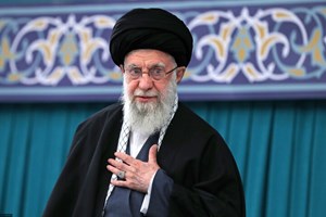 رهبر انقلاب در دیدار خانوادههای شهدای خدمت: تشییع باشکوه شهدا نشان داد که ملت ایران زنده است