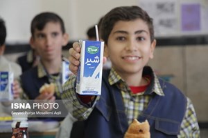 تداوم توزیع شیر رایگان در مدارس برای ۵ سال آینده/ تغییر آرم و بستهبندی پاکتها تا پایان سال