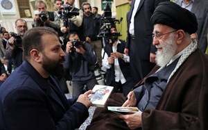 رهبر انقلاب در دیدار شاعران و اهالی فرهنگ و ادب فارسی تبیین کردند: شعر فارسی، رسانه کمنظیر و قدرتمند در دوران جنگ رسانهای