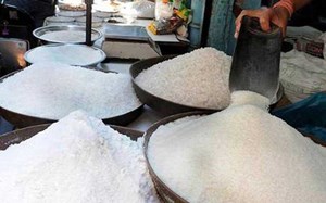رئیس اتحادیه بنکداران مواد غذایی عنوان کرد: عرضه شکر ارزان‌تر از نرخ مصوب/ رکود بازار، قیمت‌ها را کاهشی کرد